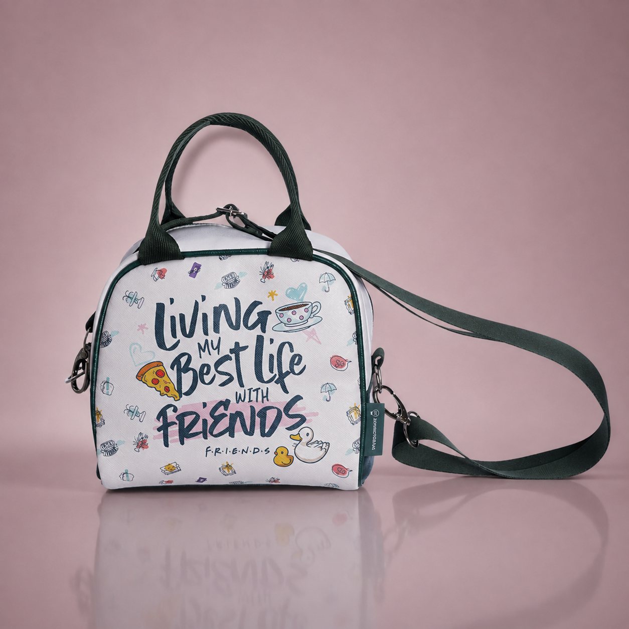 Bolsa térmica branca com estampa ilustrada e alça verde, produzida pela Inovae Line