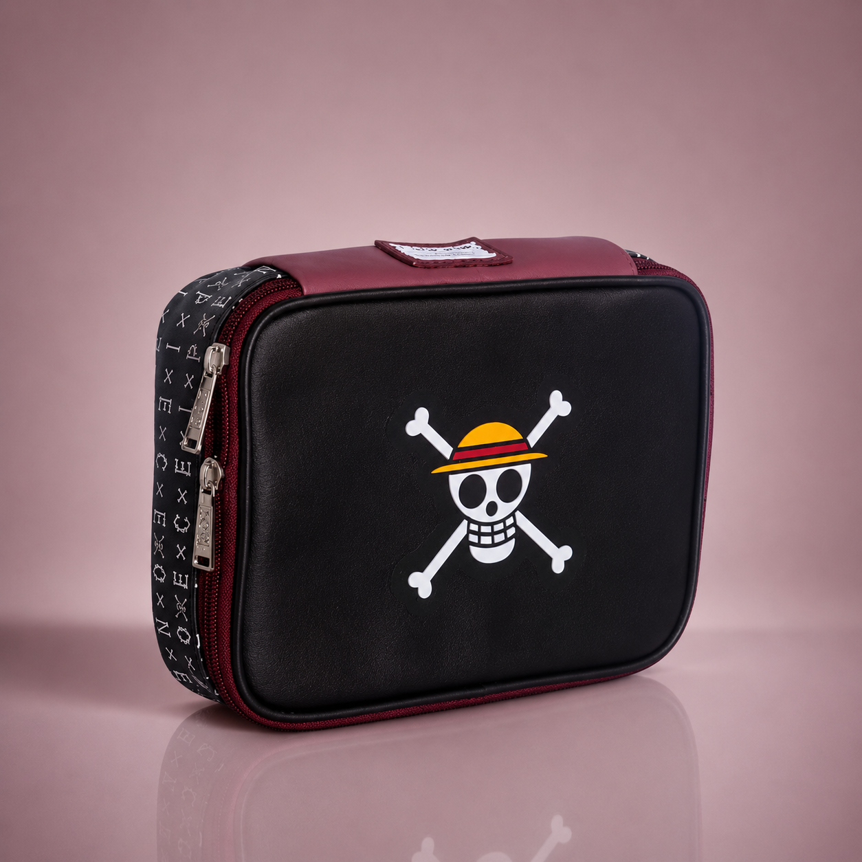 Estojo box preto e bordô com aplicação licenciada, produzido pela Inovae Line