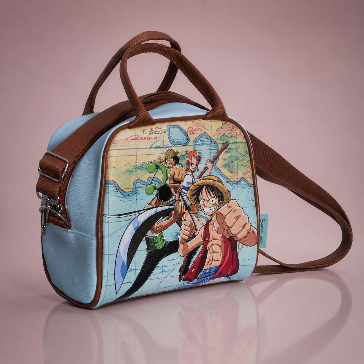 Bolsa térmica azul com estampa de personagens e alça marrom, produzida pela Inovae Line