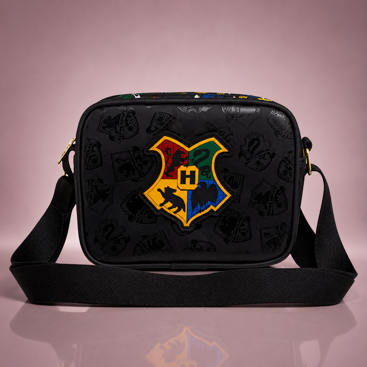 Bolsa transversal preta com brasão colorido aplicado, produzida pela Inovae Line